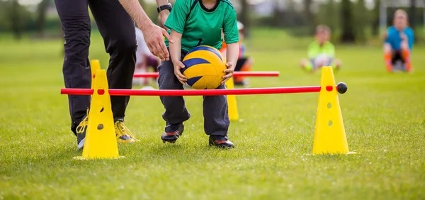 每体列足坛十大奇葩条款：博格坎普拒坐飞机；内马尔微笑条款